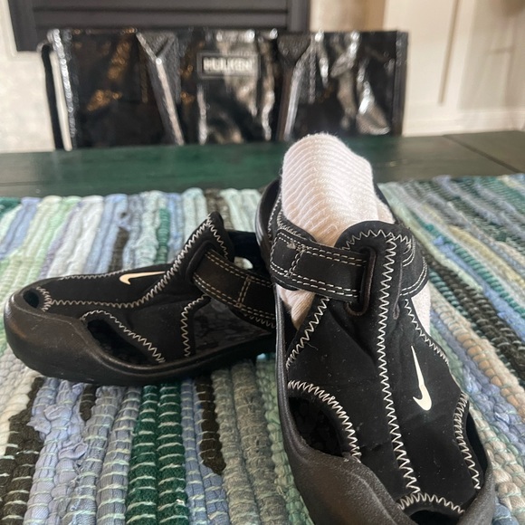 Nike Water Shoe Aqua Shoe with protective toe covering - Picture 4 of 4